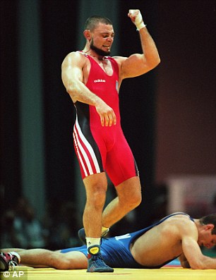 33A8BF3700000578-3565821-Oleynyk_red_celebrates_his_defeat_over_Poland_s_Jacek_Fafinski_t-m-5_1461949573925