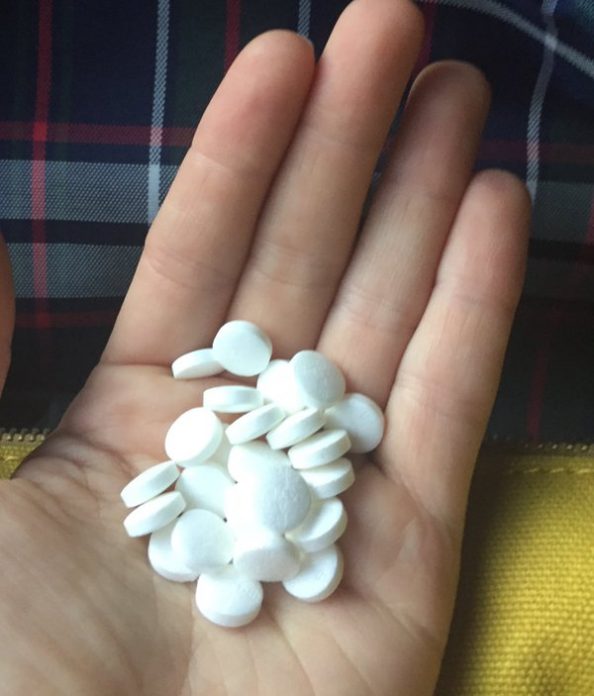 pairnei-xoufta-aspirines-vazei-plintirio-rouxon-apotelesma-einai-ekpliktiko-1