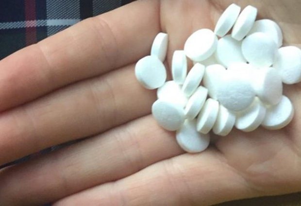 pairnei-xoufta-aspirines-vazei-plintirio-rouxon-apotelesma-einai-ekpliktiko-620x424